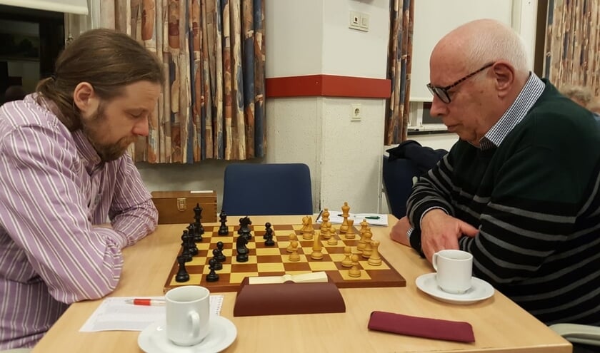 John Riksen (rechts) redde het niet tegen de kampioen.