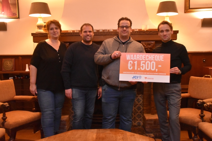 Voorzitter Niels van Eeden van JCI Gorinchem overhandigt de cheque van 1500 euro aan Sander Noppert, voorzitter van HartVeilig Wonen Gorinchem