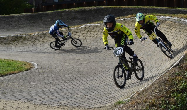 NCC Nijkerk laat iedereen zelf eens ervaren wat het is om over een BMX-baan vanaf de startheuvel over bulten en door bochten te fietsen.