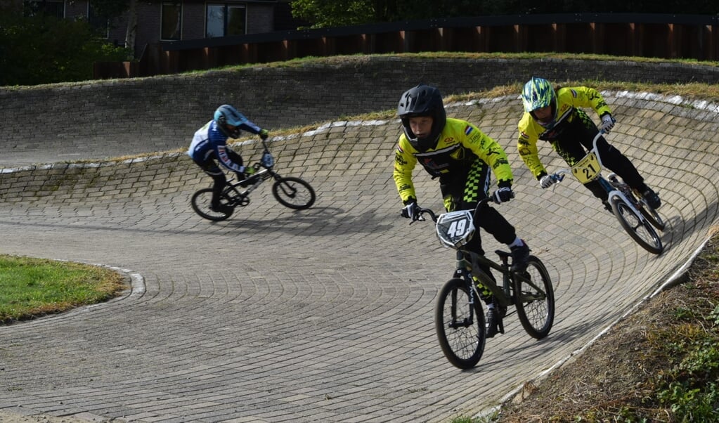 NCC Nijkerk laat iedereen zelf eens ervaren wat het is om over een BMX-baan vanaf de startheuvel over bulten en door bochten te fietsen.