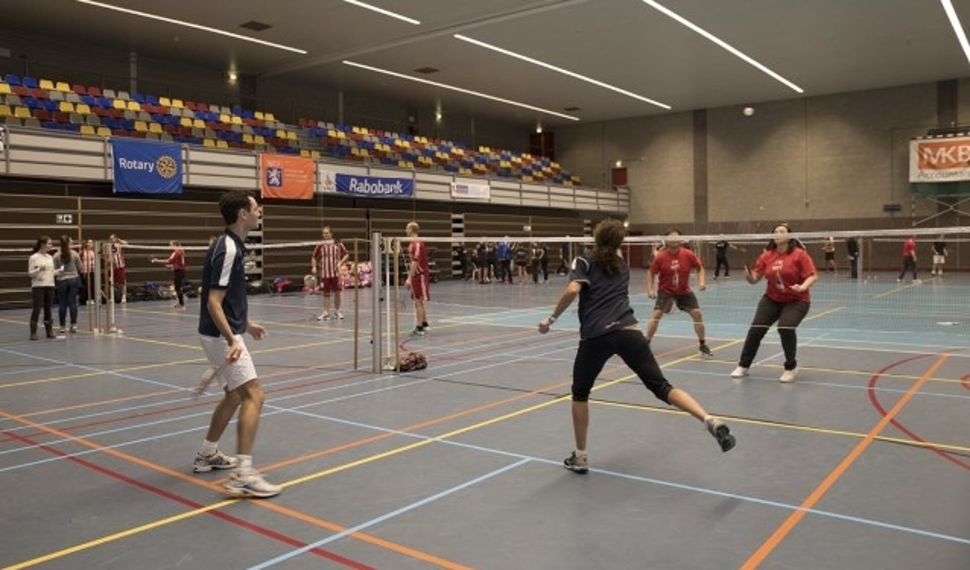 Sporten is fijn, zoals hier badminton, een van de sporten tijdens de Rotary Sportdag Veenendaal. (Archieffoto D. de Louw)