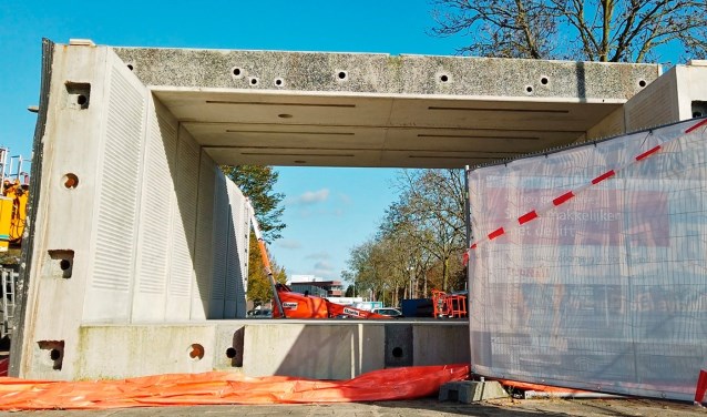 De reizigerstunnel ligt al een paar weken klaar op het bouwterrein naast het station.