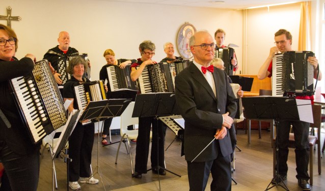 Beeld van een repetitie van Animato. De jubilerende accordeonvereniging geeft 25 januari een concert in Idea.