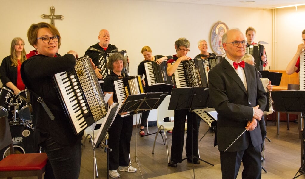 Beeld van een repetitie van Animato. De jubilerende accordeonvereniging geeft 25 januari een concert in Idea.