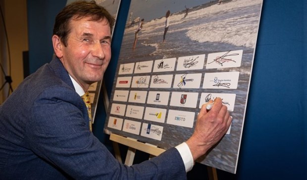 Rob van Muilekom ondertekent het akkoord namens de Provicie Utrecht