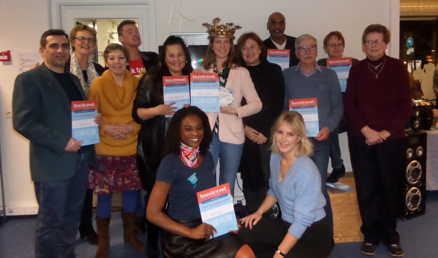 Stralend middelpunt Marjanne is gekroond tot 'BUUV van het Jaar 2019' en staat samen op de foto met wethouder Meijs van Zorg, Welzijn en Volksgezondheid en de andere genomineerde BUUV'en van de Maand.