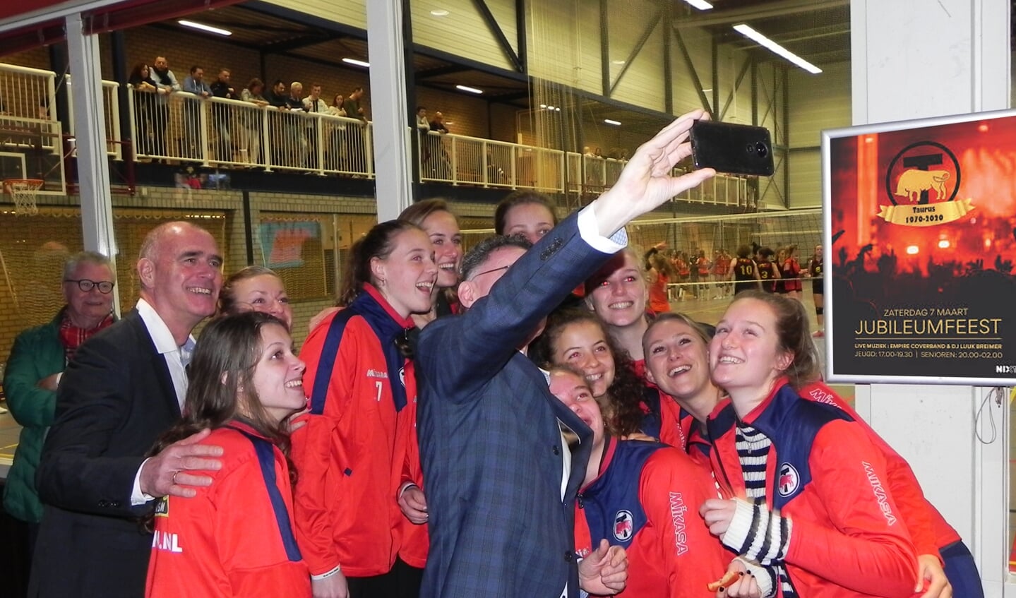 Burgemeester Gilbert Isabella wil een selfie maken met het gehele dames-1 team.
