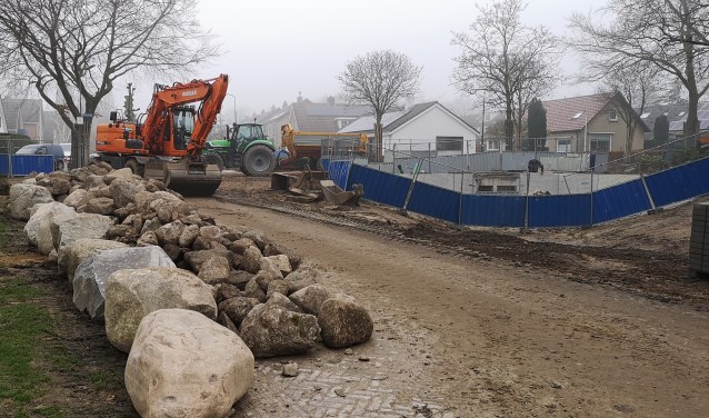 Indrukwekkend grote keien liggen te wachten op een mooie plek in de wadi aan De Del.