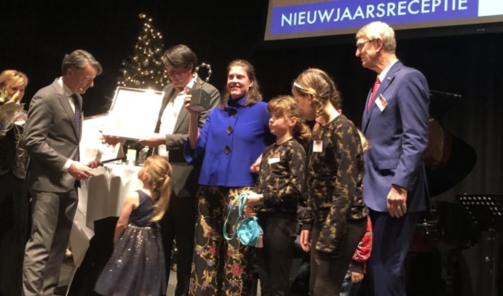 De winnaars van de Linnaeus-onderscheiding met gezin.