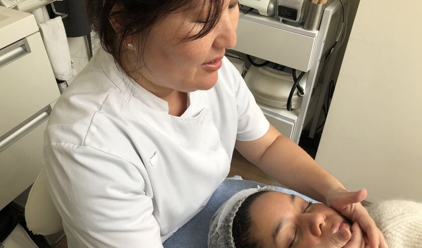 ,,Make-up, huidreinigingsmiddelen en voeding zijn ook van invloed op je huid."