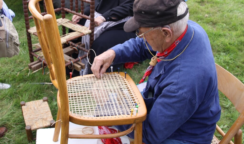 zij is aantrekken Ongelofelijk Leren stoelen matten of vogels herkennen bij de Ambachtshoeve | Nieuws uit  de regio Leusden