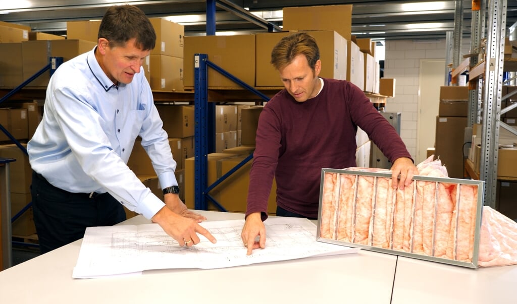 Arnold Snetselaar en Jan Kleijer (teamleider techniek) van Technofil uit Ede praten over luchtbehandeling in een kantoor.
