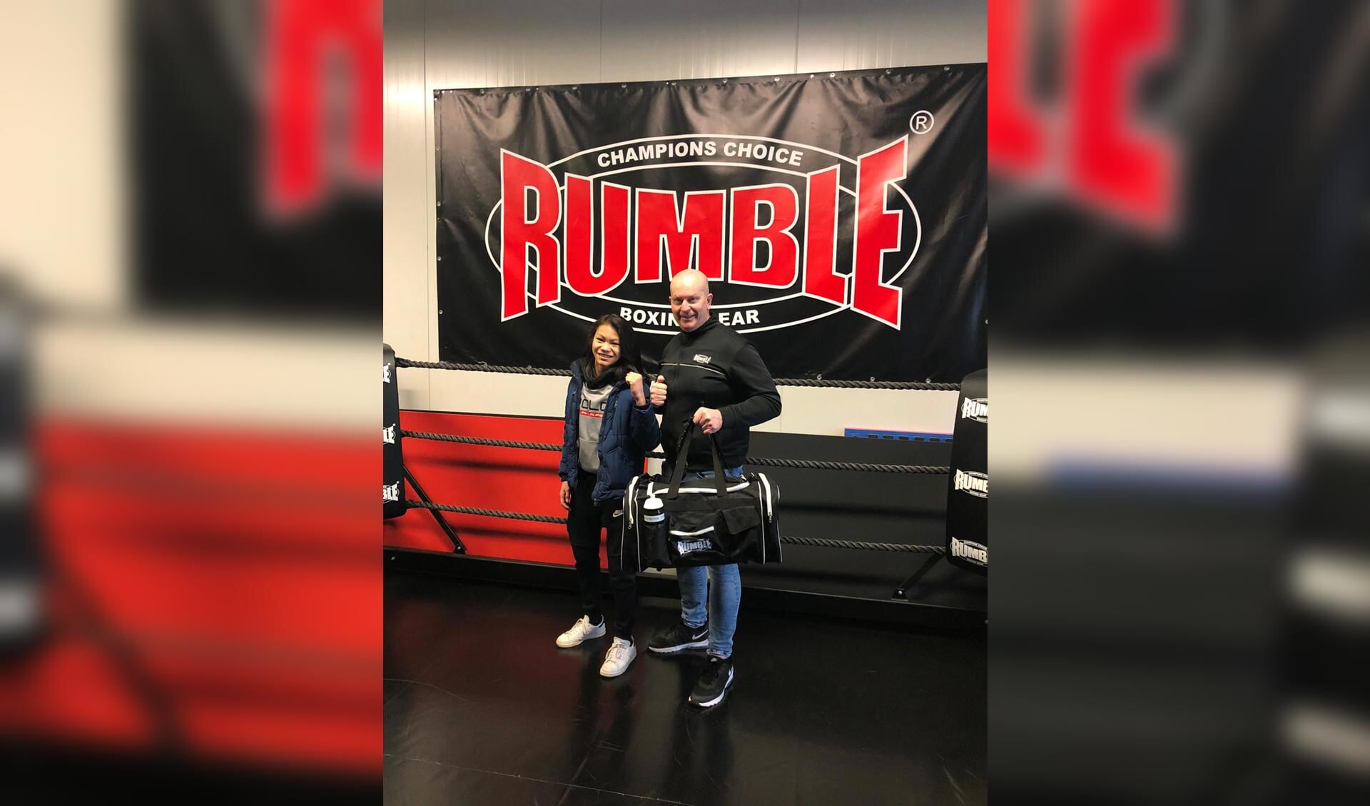 Elijah krijgt een tas vol met vechtsportartikelen van eigenaar Roy Bloemendaal van Rumble