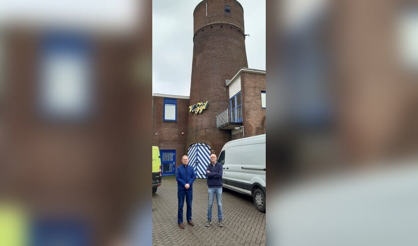 Joop Spaans en Paul Link voor de molenromp die ze willen behouden