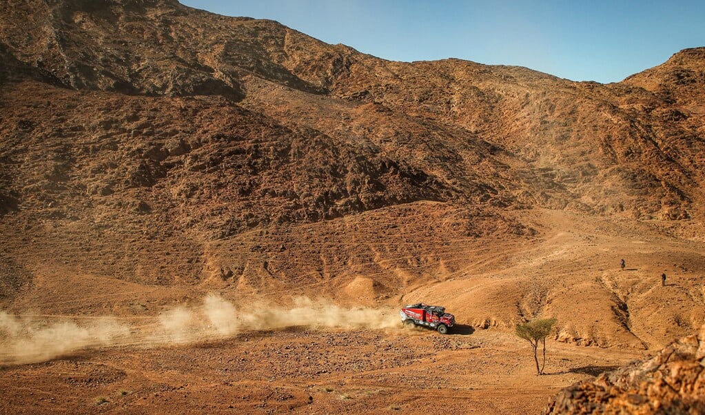 Martin van den Brink eindigde ondanks opnieuw twee lekke banden als tiende in de derde etappe van de Dakar Rally. 