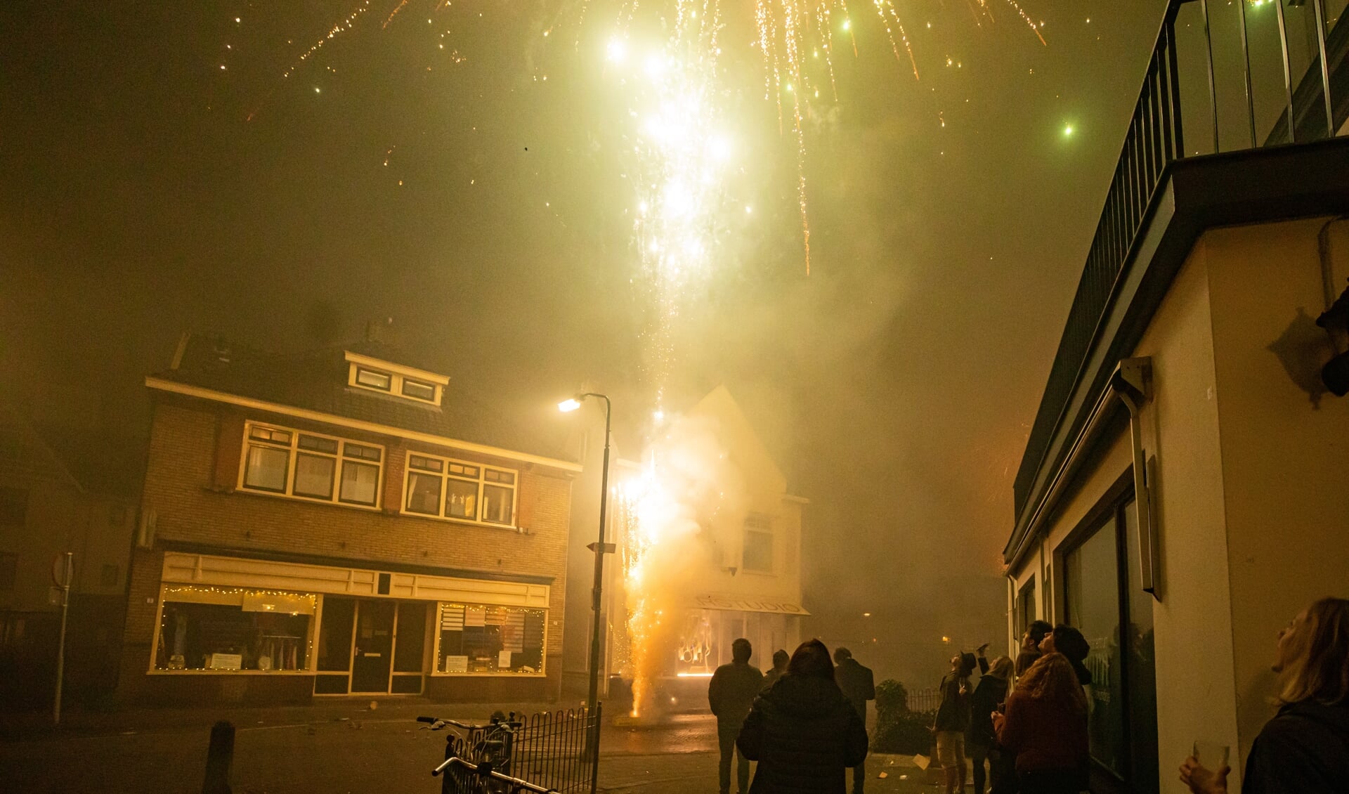 Vuurwerk in de Nieuw Baarnstraat tijdens de vorige jaarwisseling. Vuurpijlen en knallen mogen niet meer.  