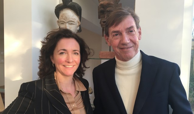 De nieuwe en de vertrekkende directeur: Lillian Bóza en Stefan van Raay.