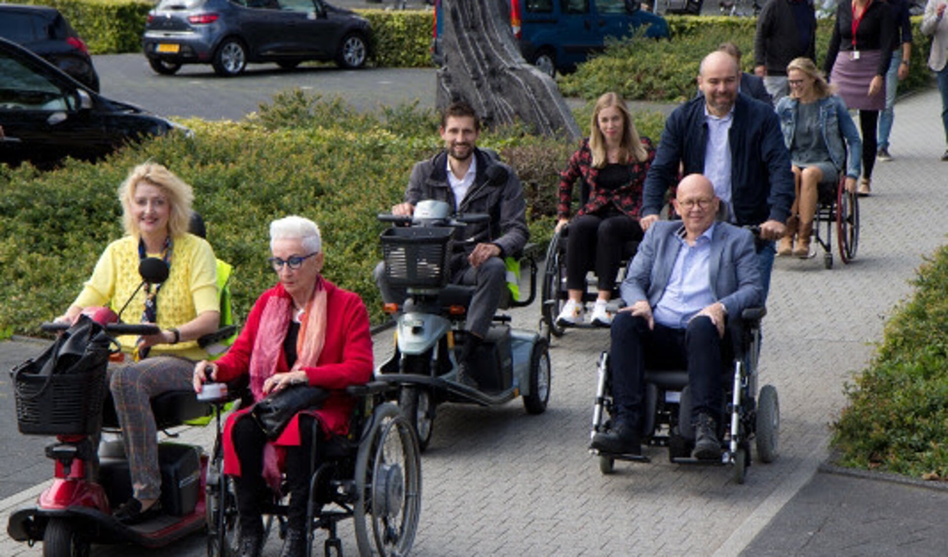 Emmy den Heijer (roze vest) en het college ervaren zelf de bereikbaarheid van de binnenstad met scootmobiel of rolstoel