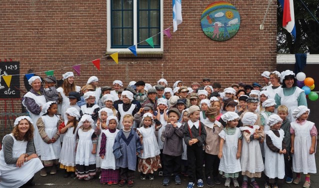 De leerlingen en onderwijskrachten in historische kleding bij het 95-jarige jubileum.