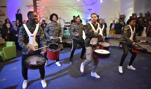 Een Brass Band opende het spektakel.