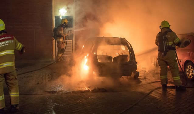 ,,Vrijwilligers van de brandweer Stadspoort werden onder andere op de Vanenburg belaagd", aldus de woordvoerder.