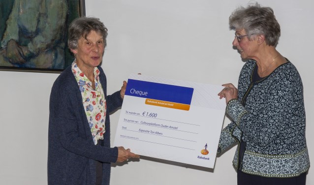 Anke Bollen (links) overhandigt cheque aan Jozé van der Voort