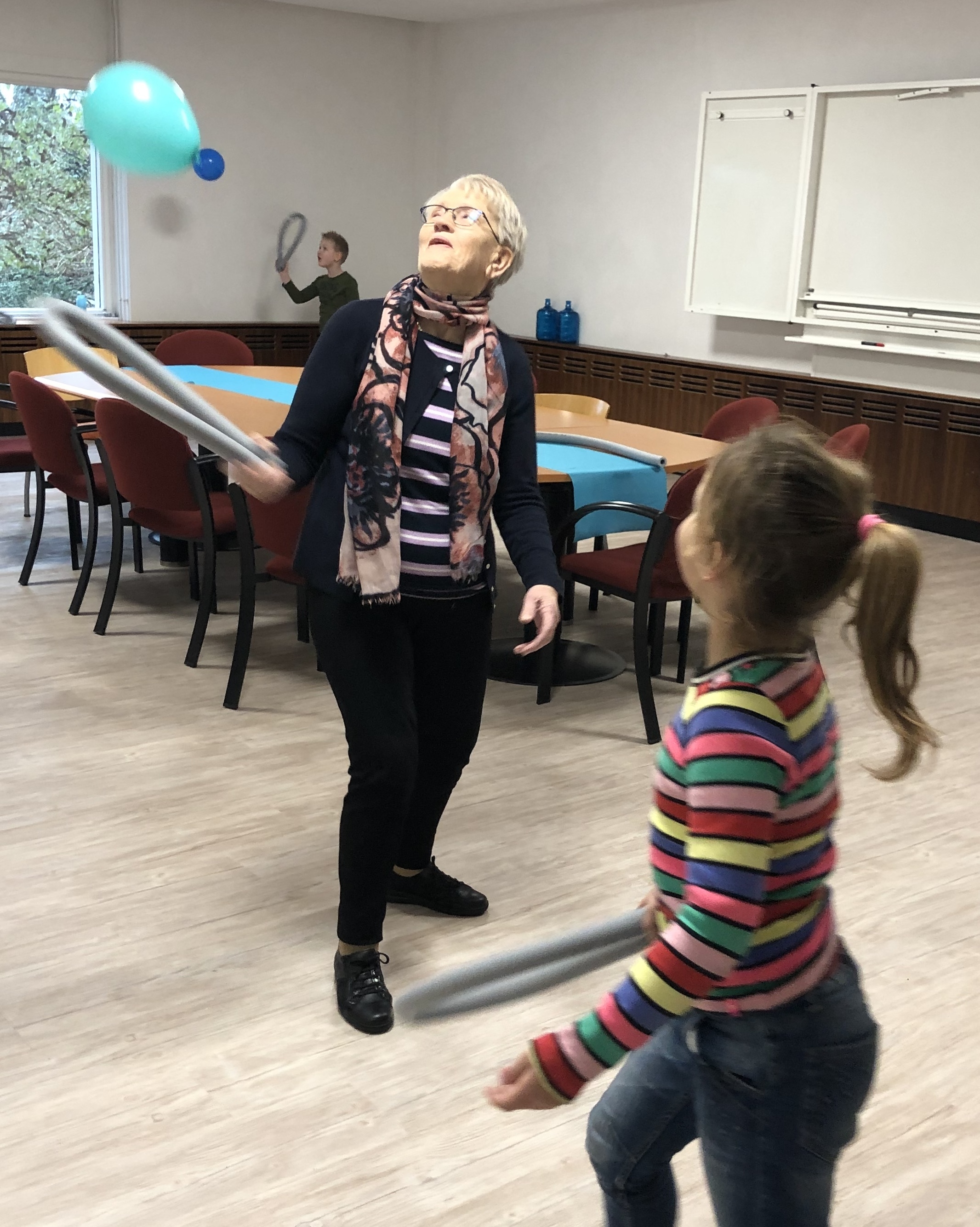 Leerling Rehobothschool aan het tennissen met cliënt 't Warme Hart