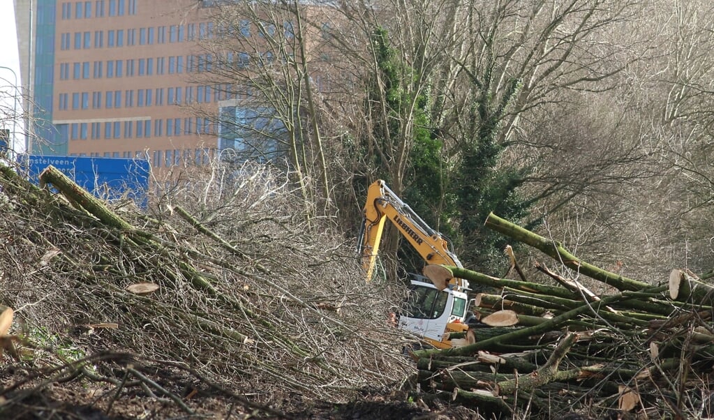 Een machine is bezig met het verwijderen van bomen.