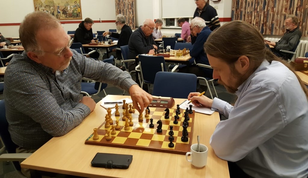 Hotze Tette Hofstra (rechts) op deze archieffoto in duel met Teunis Bunt.