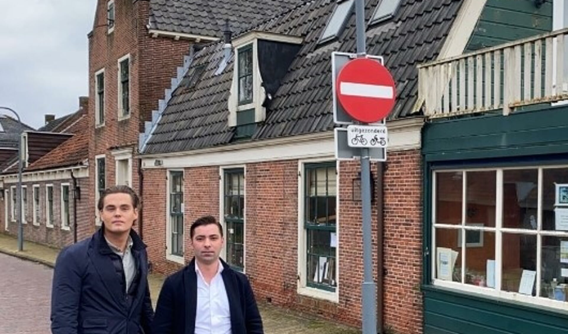 D66-raadsleden Harmen van der Steenhoven en Tawros Aslanjan bij 't Jagershuis. 
