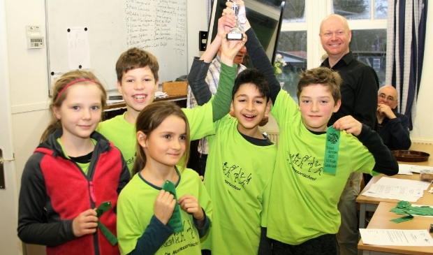 Het team van de Wageningse Montessorischool, werd derde tijdens de halve finale van de Gelderse schooldamkampioenschappen. Trots poseren zij met de gewonnen beker.