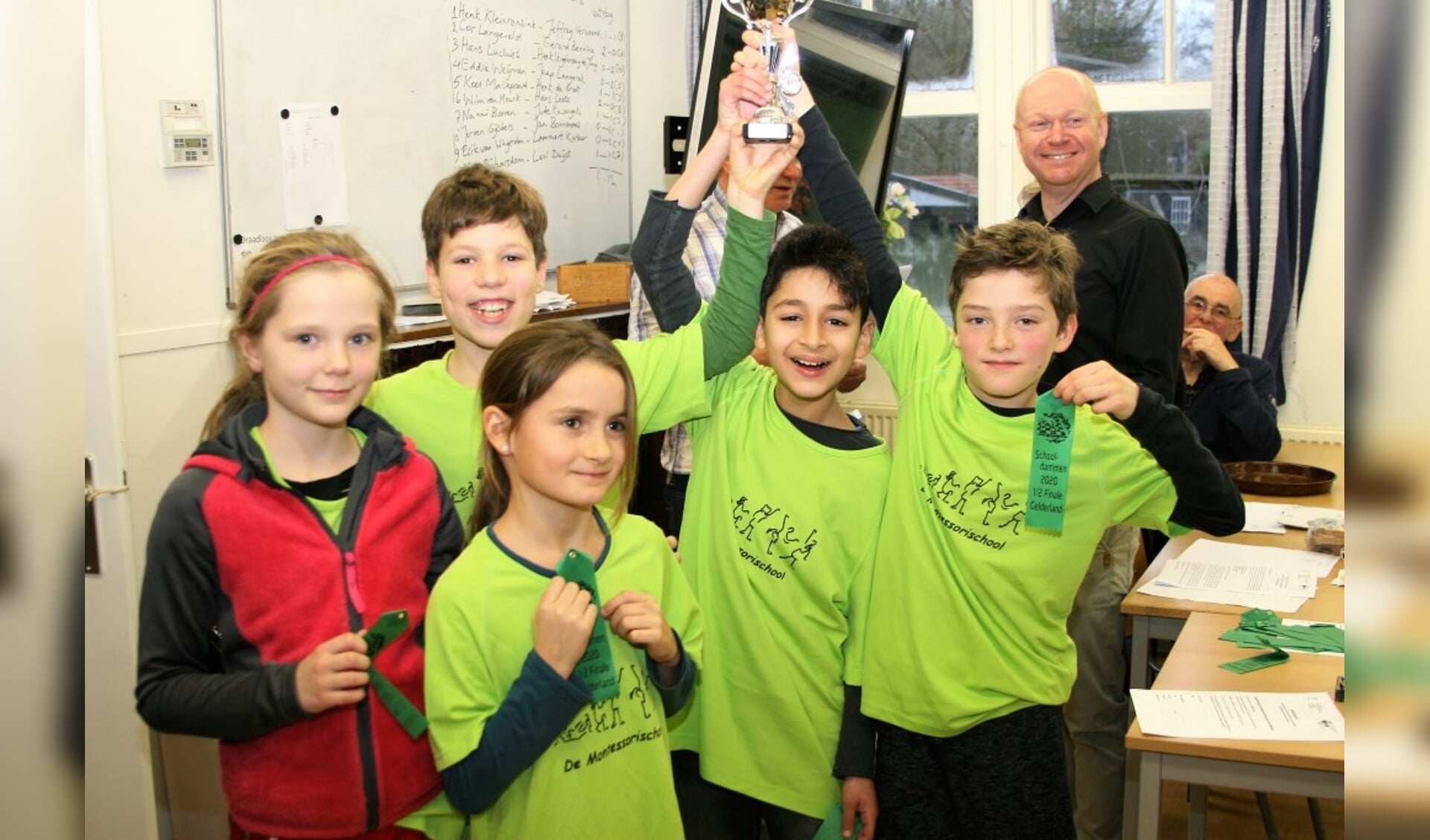 Het team van de Wageningse Montessorischool, werd derde tijdens de halve finale van de Gelderse schooldamkampioenschappen. Trots poseren zij met de gewonnen beker.  