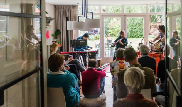 <p>Hoewel volgens premier Mark Rutte moeilijk te handhaven, zijn volle huiskamers de komende drie weken niet langer toegestaan. </p>