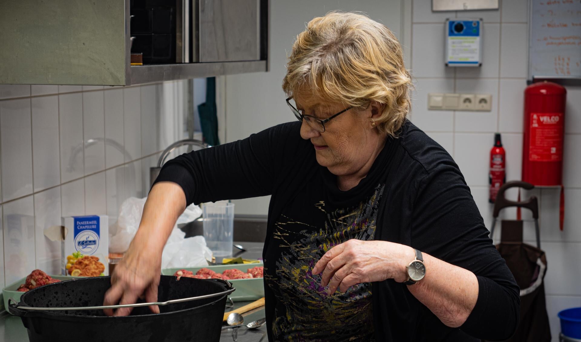 Vrijwilliger Yvonne Meyer aan het werk in de keuken voor een maaltijd van de Break-Inn.