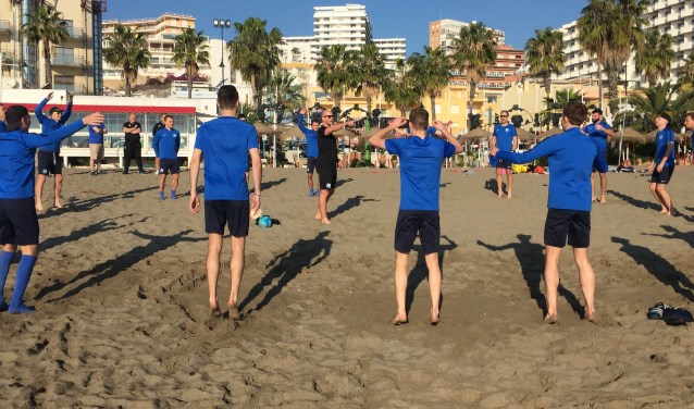 Warming up selectie SDC Putten met keeperstrainer Bas Goettsch voor het voetvolley op het strand van Torremolinos.