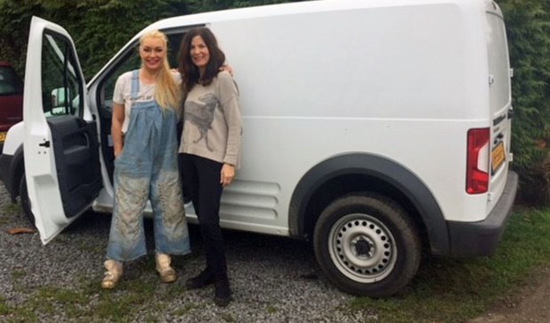 Maria (links) en Annette (rechts) bij de bus.