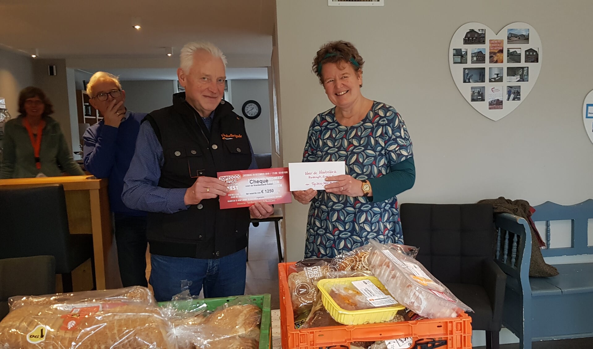 Elly van Geest, organisator van het Top2000-feest, overhandigt een cheque van 1250 euro aan Fred Verhoef van De Voedselbank.