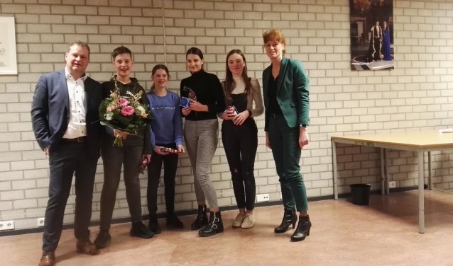 De winnende groep, vlnr wethouder Nederveen, Maurice, Fenne, Noa, Tessa en directeur Wouters.