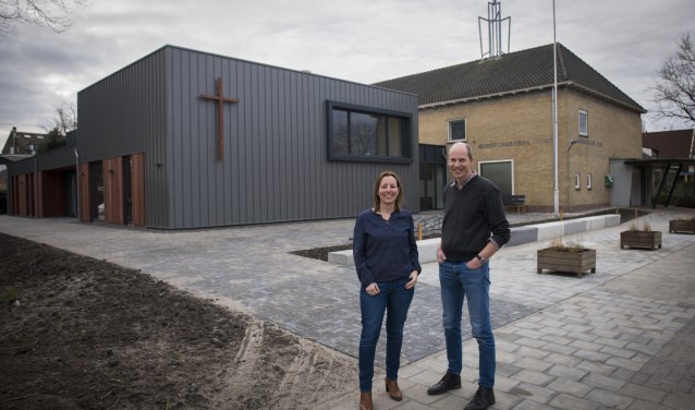 Arie Stam en Marjorie van den Heuvel voor het nieuwe bijgebouw aan de Jan Steenstraat.