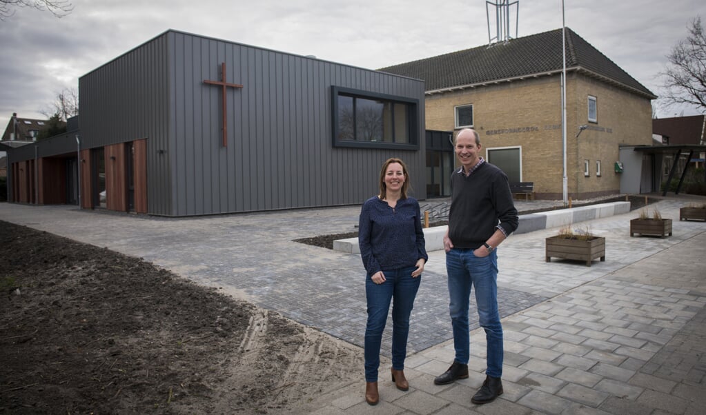 Arie Stam en Marjorie van den Heuvel voor het nieuwe bijgebouw aan de Jan Steenstraat.