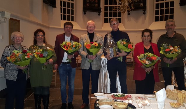 Stan Uyland (derde van rechts) tussen de mede-genomineerden. Hij werd vrijdag uitgeroepen tot de bruggenbouwer van Soest