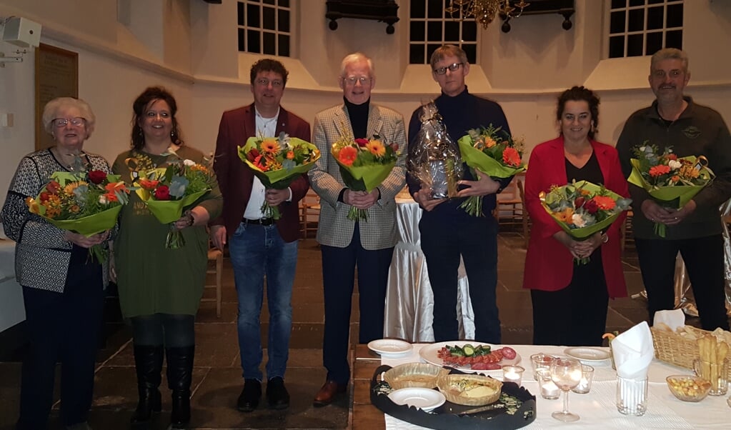 Stan Uyland (derde van rechts) tussen de mede-genomineerden. Hij werd vrijdag uitgeroepen tot de bruggenbouwer van Soest