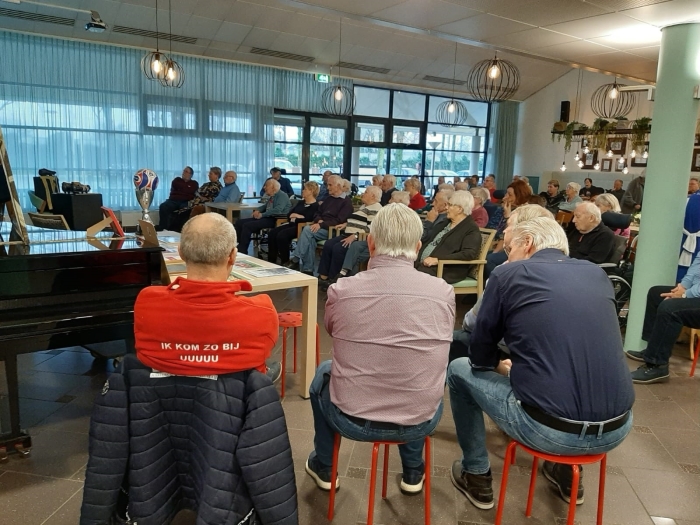 O.a. Jan Stekelenburg, Rini Block en Dirk van den Ham kijken samen met bewoners de film FC fUsie over het ontstaan van FC Utrecht