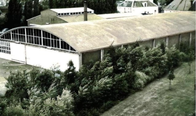 Aanplakbiljetten hadden de gemoederen in ’t dorp losgemaakt. De Dutch Swing College Band speelde in de garage van de TP.