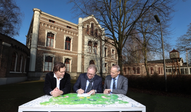 <p>Het overdrachtsmoment tussen het Rijksvastgoedbedrijf en Schipper Bosch in januari 2020.</p>