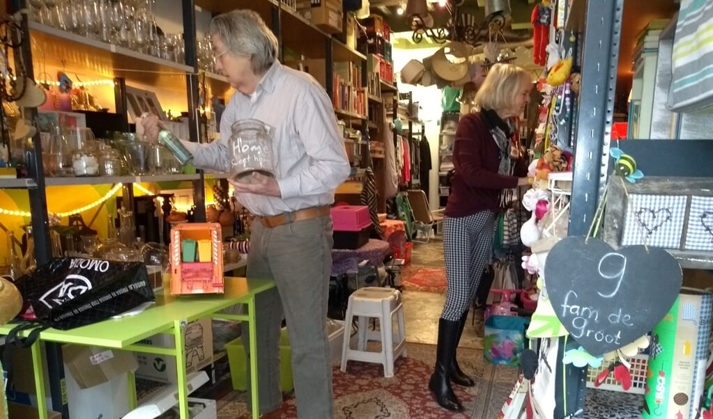 Peter en Marijke in de Geefwinkel aan de Burgstraat in Gorinchem. 