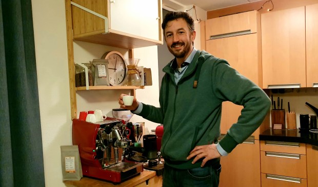 Kris gaat alleen voor een goede kop koffie, met rust en geduld gezet.
