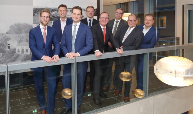 1e rij van links naar rechts: Maarten Burggraaf, wethouder Economie gemeente Dordrecht en regionaal portefeuillehouder Economie en Werken; André Flach, wethouder Economie gemeente Hendrik-Ido-Ambacht en regionaal portefeuillehouder Economie en Werken; Martin Bloem, directeur Deal Drecht Cities, Piet Vat, wethouder Economie gemeente Sliedrecht; Jan Nederveen, wethouder Economie gemeente Hardinxveld-Giessendam.2e rij van links naar rechts: Pi
