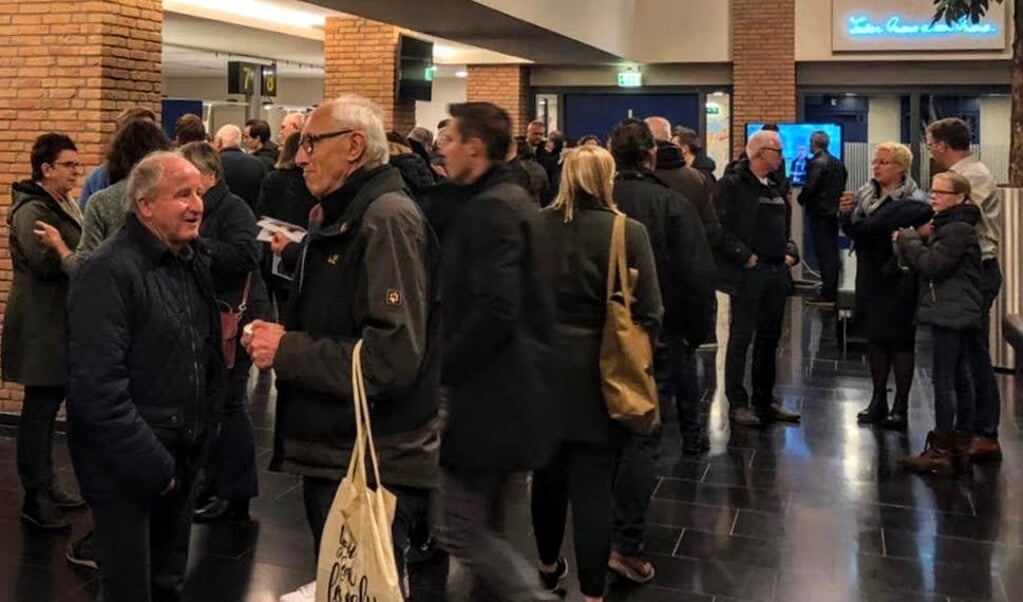 Ruim vierhonderd bezoekers kwamen donderdagavond naar de hal van het gemeentehuis, tijdens een inloopavond over nieuwbouwwijk Bloemendal.