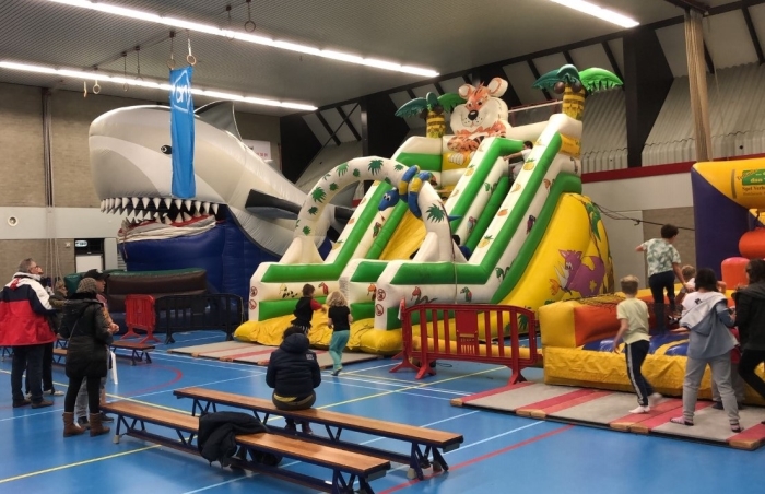 De sporthal van ontmoetingscentrum De Meent staat tijdens de Speelstuif vol met leuke attracties
